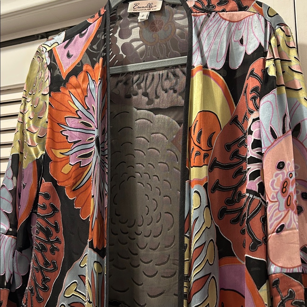 Beautiful artsy silk kimono.Will dress up sny outfit lightweightgreat traveling. - Picture 14 of 16